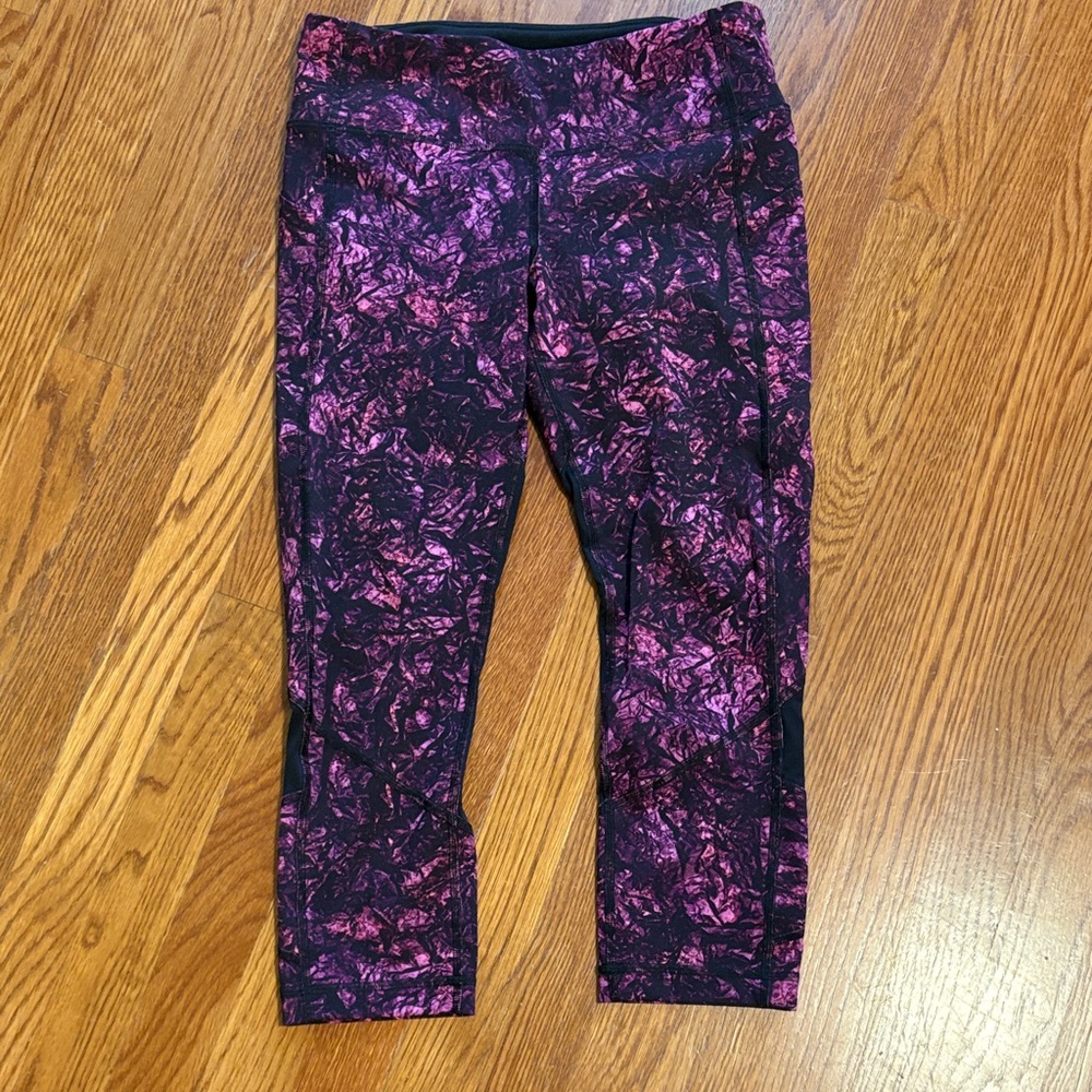 Lululemon workout fitness size 6 Printed capri Leggings Pink Black gym fitness